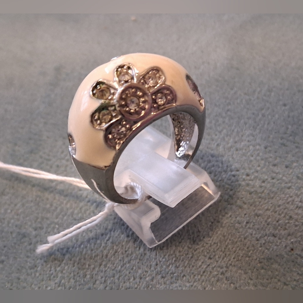 Silver White Floral Dome Ring - Picture 5 of 5